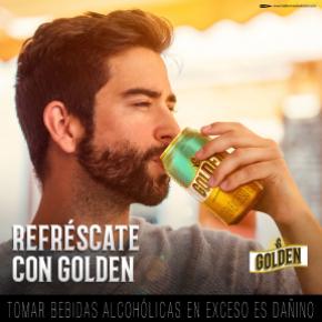 tomando cerveza golden - cerveza dorada